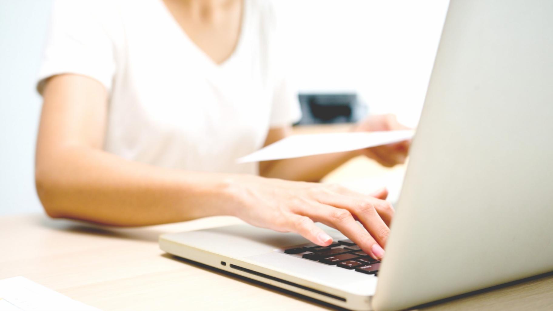 Análisis de documentación empresarial en oficina moderna