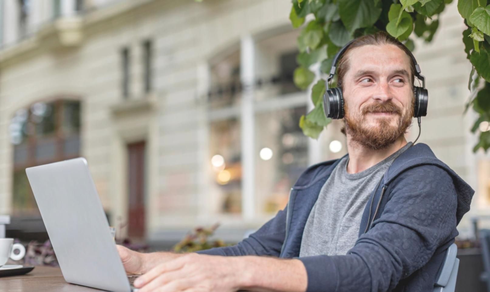 Reunión de equipo revisando estrategias de comunicación financiera