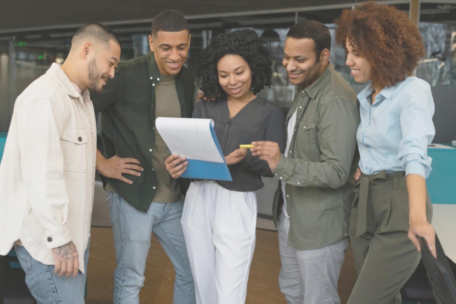 Equipo trabajando en planificación financiera