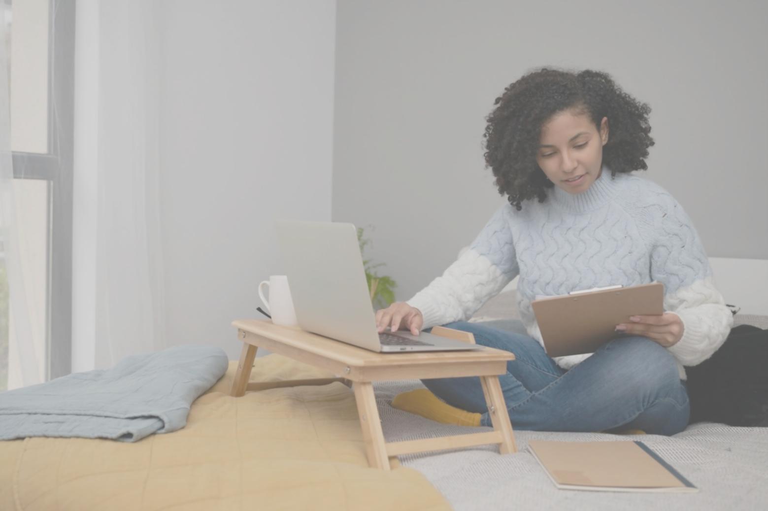 Espacio de trabajo colaborativo con documentos financieros