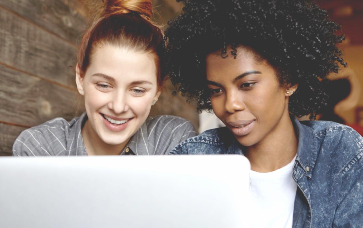 Equipo de trabajo desarrollando estrategias de comunicación financiera