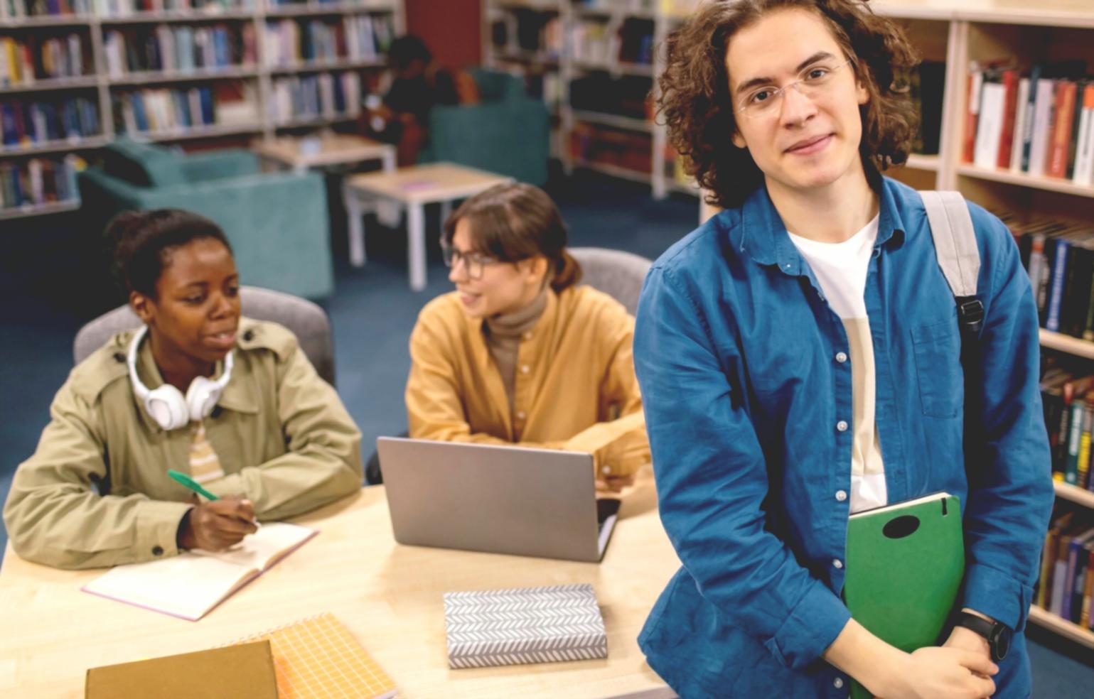 Equipo de xenolavirq trabajando en análisis financiero con documentación sobre mesa